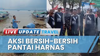 Jurnalis dan Mahasiswa Turun ke Pesisir Pantai Harnas untuk Membersihkan Sampah Menumpuk