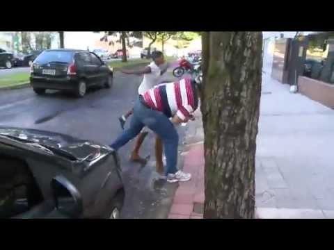 Taxista da Voadora épica em meliante FAIL 15/04/2014 globo.com