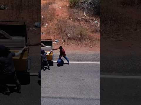 Recebendo uma lembrança da Maria Ropete de Nazaré do Piauí