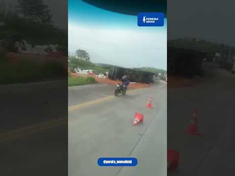 Carreta tomba e causa trânsito lento em Rio Real BA na BR-101