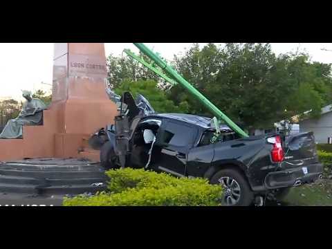 Video muestra aparatoso choque de vehículo contra estatua de León Cortés en La Sabana