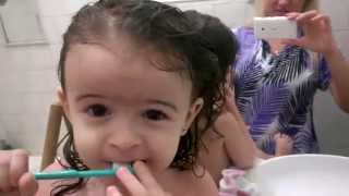 YASMIN ESCOVANDO OS DENTINHOS