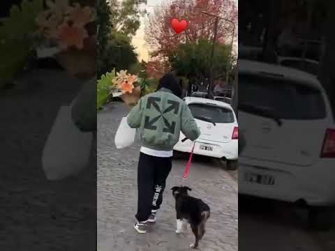 Khea le lleva flores a su novia