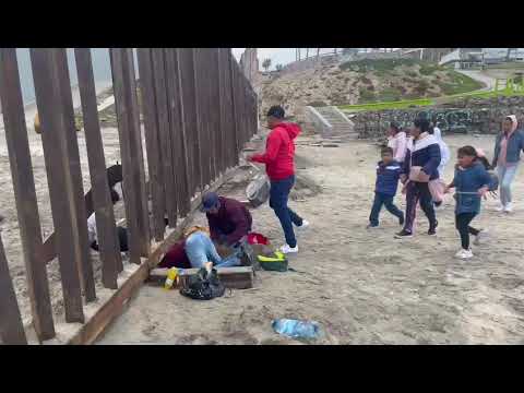 Familias cruzan el Muro Fronterizo en Playas de Tijuana