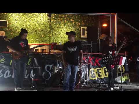 Sebenarnya Cinta - Azmani & Positif Band @ Kompleks JKKN Tanjong Chat