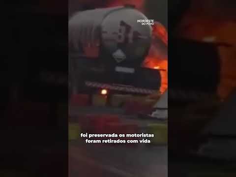 Acidente na Bahia: Carretas colidem e pegam fogo na BR-116