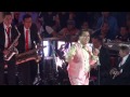 Juan Gabriel bailando contento desenfadado y divertido