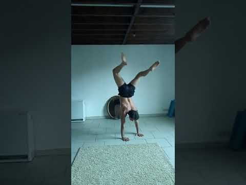 23 Rotation's handstand