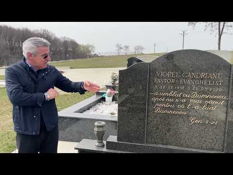 Un moment de aducere aminte la mormântul pastorului Viorel Candrianu.