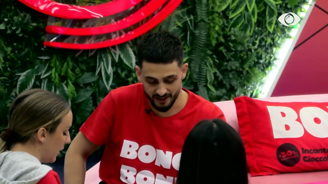 Përgatitja e performancës së Bono, banorët vazhdojnë me krijimin e këngës