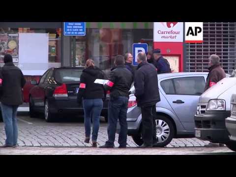 Four armed men enter apartment in Ghent; police at the scene