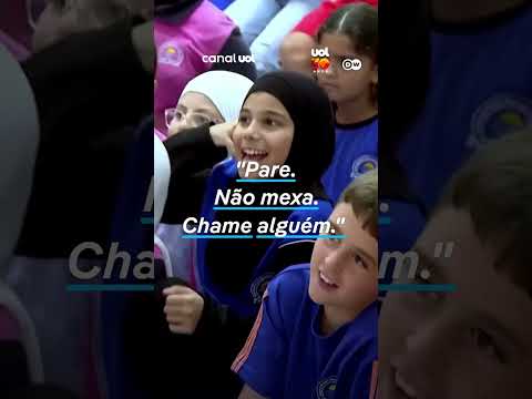 Palhaços ensinam segurança contra minas a crianças libanesas