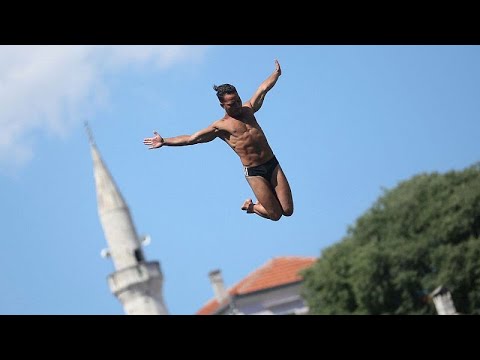 Alte Brücke in Mostar richtet 459. jährlichen Sprung aus