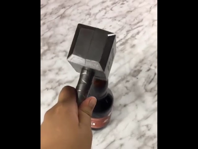 Vídeo relacionado con Abrebotellas en Llavero Martillo de Thor - Regalo de Marvel, Producto Oficial