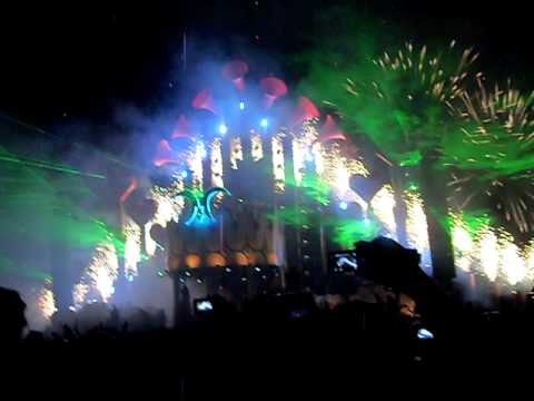 Sander van Doorn playing The Killers RMX @ Mysteryland