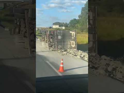 camião de cimento tombou na Fernão dias no Km 862 std São Paulo