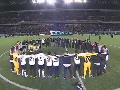 Jogadores cantando a música "A amizade é tudo" em campo