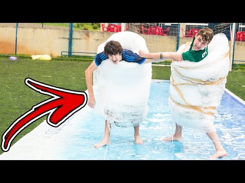 CORRIDA NA PISTA DE SABÃO COM PLASTICO BOLHA !!!
