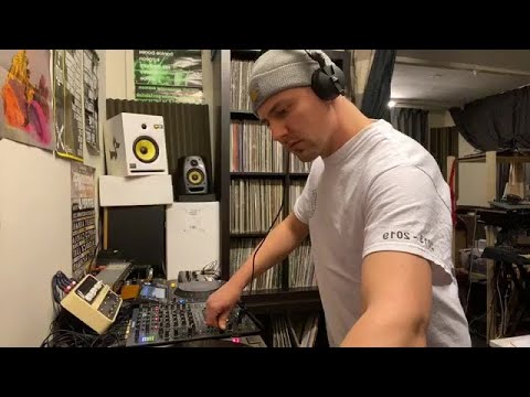 stranger live from his quarantaine-lab 04/04/2020