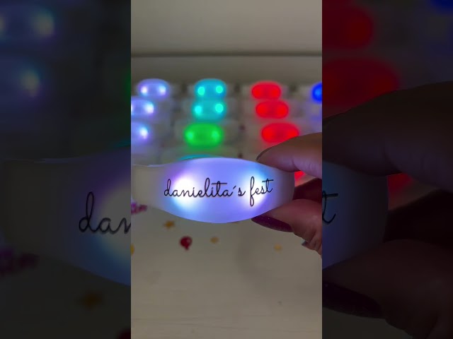 Vídeo relacionado con La Vida en Led Pack Fiesta Glow Pulseras, Collares, Gafas, Pulseras triples, Orejas Conejo, Pendientes, Flores, Bola Luminosa - 224 Elementos