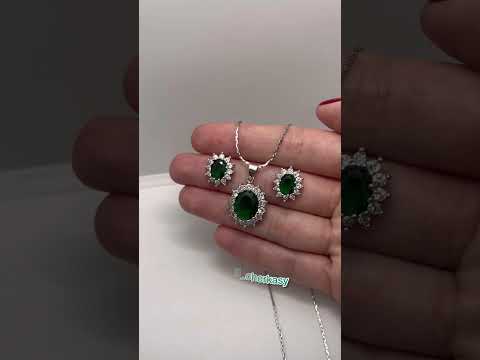 Подарок девушке набор "Изумрудный овал" серьги и кулон с цирконами в серебристой оправе в бархатной коробочке - фото 1 - id-p2465886277