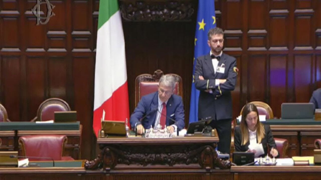 Giacchetti (Iv) si incatena alla Camera e dichiara sciopero sete: Stop sequestro vigilanza Rai