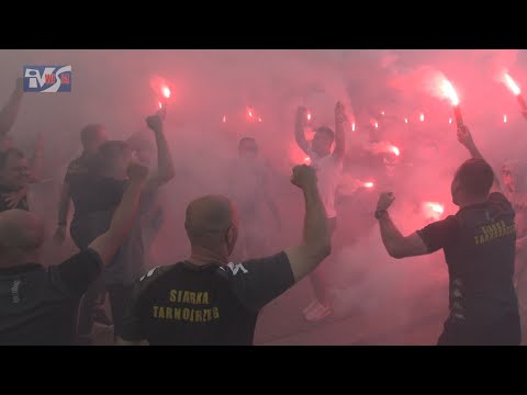 KIBICE POWITALI PIŁKARZY SIARKI - W TARNOBRZEGU ŚWIĘTUJĄ AWANS