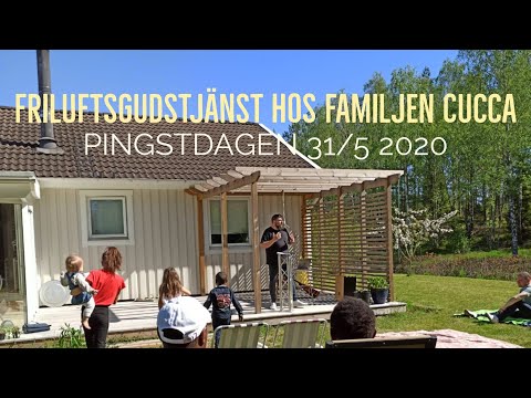 Friluftsgudstjänst i familjen Cuccas trädgård.