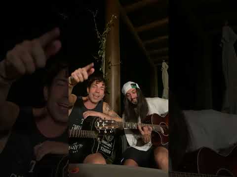 DI Ferrero e Gee Rocha cantando junto acústico