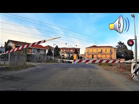 Passaggio a livello Strada Casalcermelli Alessandria treno in transito # railroad crossing