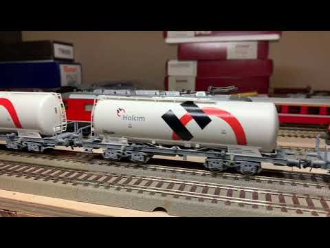 Re 4/4 SBB con lungo convoglio Holcim