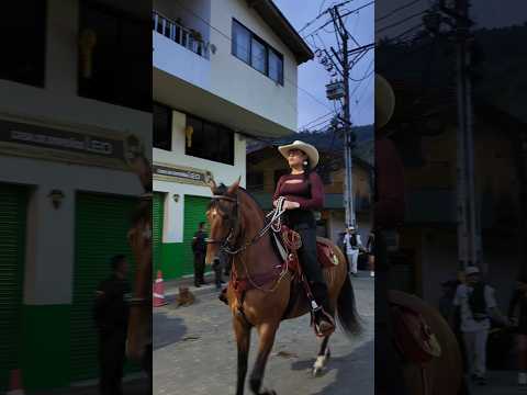 ¡Cuando una amazona colombiana entra en escena, la tradición cobra vida!🤠🐎