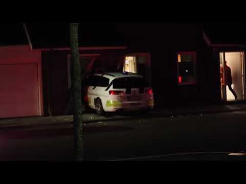 POLITIBIL BRAGER IGENNEM HUSMUR VED BRAMMING – HOLDER HALVVEJS INDE I HUSET