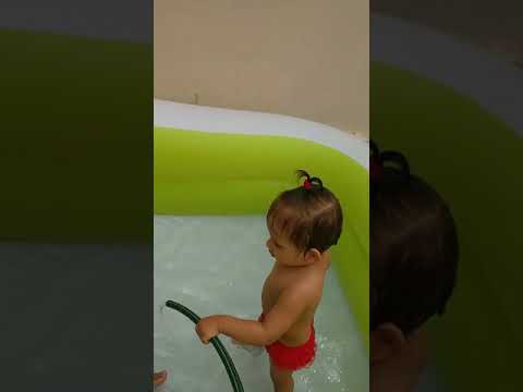 Minha sobrinha tomando banho de piscina