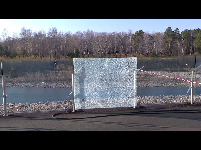 Сломанные стеклянные ограждения и граффити