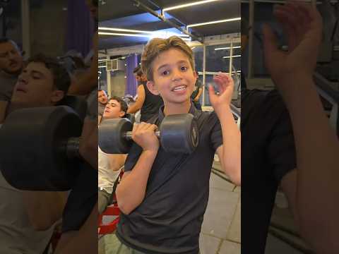 تحدي القوة بين الأصدقاء 🔥 مين فاز؟ #shorts