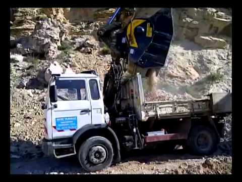 BF120.4 sur pelle Liebherr 934 en concassant de la roche de calcaire