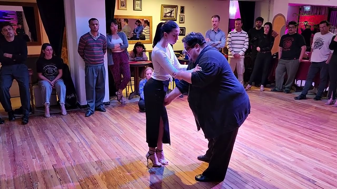 Video thumbnail for Mira y aprende estos pasos de baile increíbles de Aoniken Quiroga