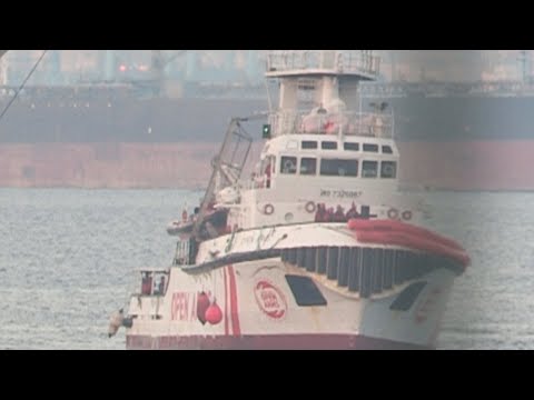 The "Open Arms" arrives at the port of San Roque with more than 300 immigrants.