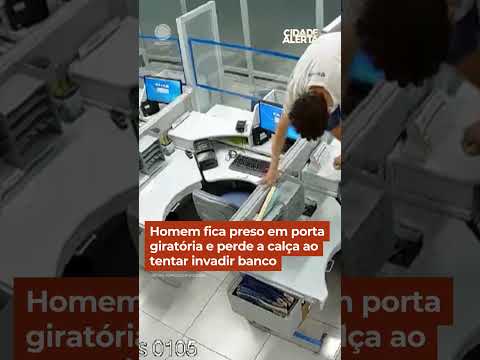 Homem fica preso em porta giratória e perde a calça ao tentar invadir banco #Shorts #CidadeAlerta