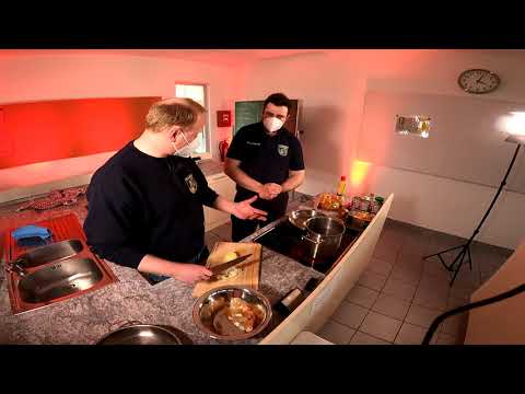 Vegetarische Bolognese kochen | Kochen mit Peters | Kreisfeuerwehr Northeim
