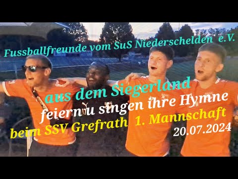 Beim Spiel u Sportverein  Grefrath  feiert Fussballmannschaft vom SuS 1 Niederschelden Hymne singen
