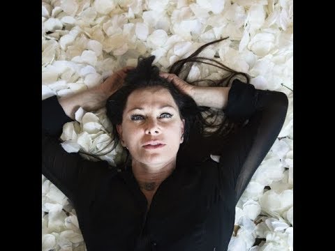 Jane Badler en deuil  son fils Harry Hains est m o rt tragiquement à 27 ans