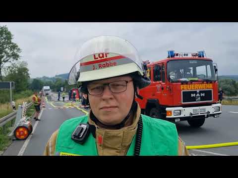 Ätzende Flüssigkeit läuft auf B252 bei Warburg aus