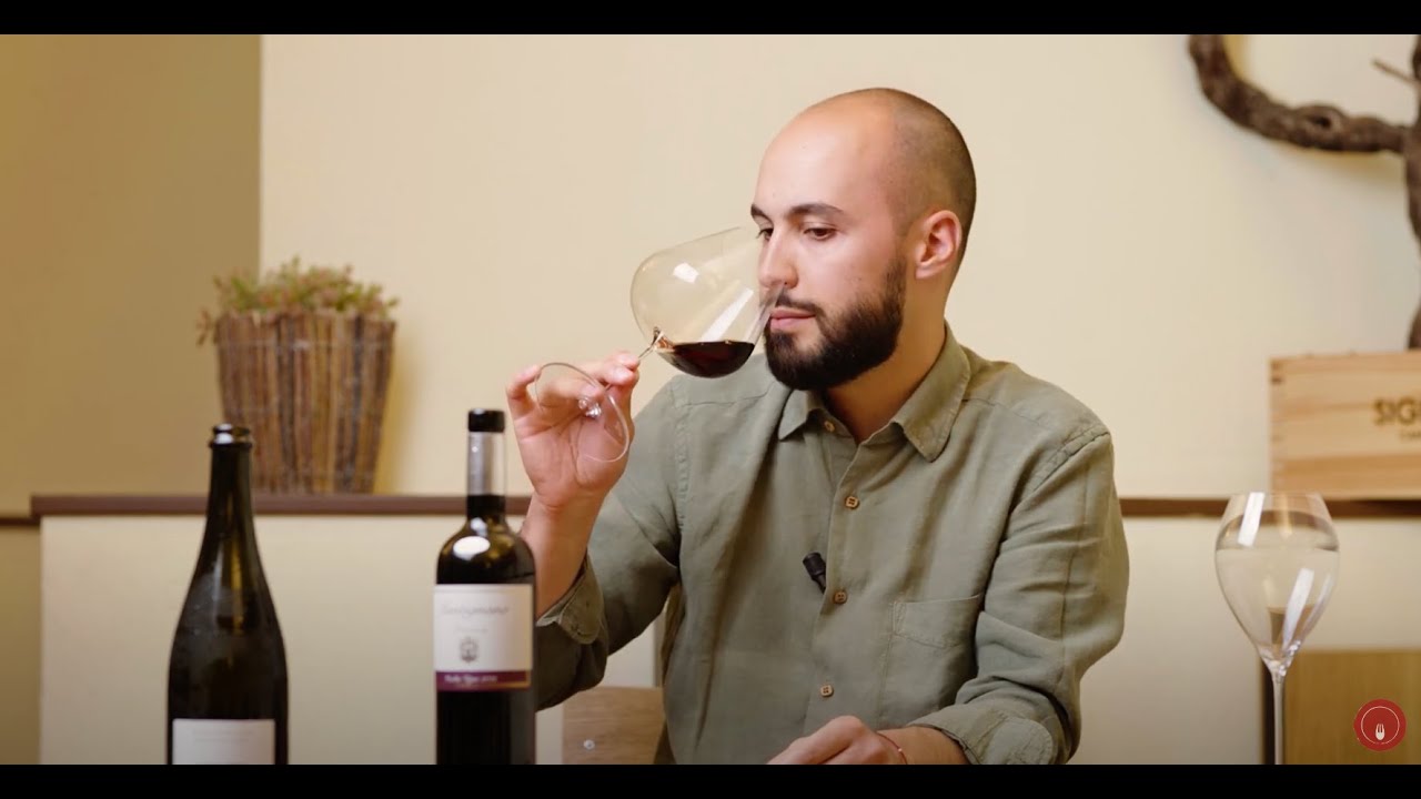Il sommelier Riccardo Ricci del ristorante I Portici spiega come degustare il vino