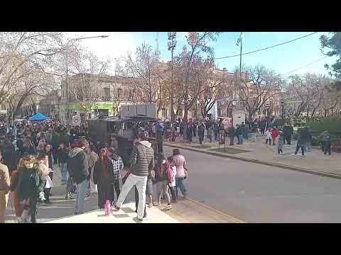 Llegada. al acto de jura de la Bandera ...!! Desde la calle, Con Voz Propia..!! 
