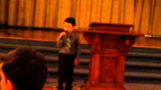 Elias cantando "en church