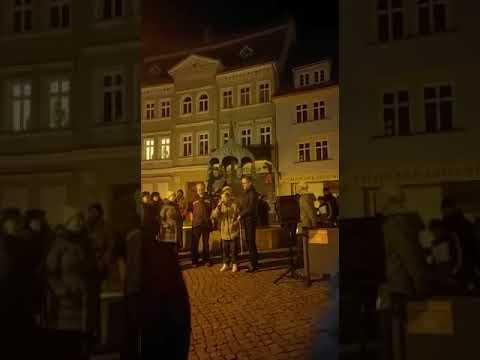 Das ist Zivilcourage der älteren Generation! Ein Hoch auf diese Omi.