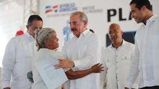 Democratización de la propiedad: Danilo Medina entrega 1,288 títulos a parceleros de Nagua