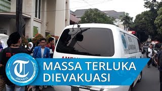 Massa Terluka Dievakuasi Gunakan Ambulans dari Masjid Al Faalah Pejompongan di Seberang Gedung DPR
